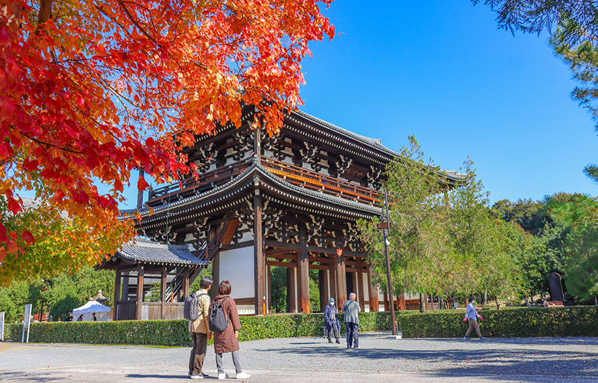 東福寺の三門と紅葉